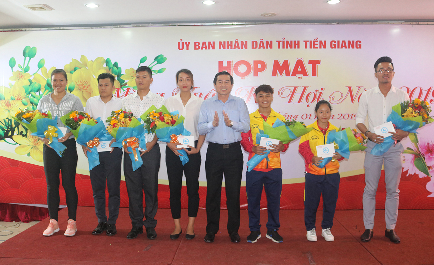 Chủ tịch UBND tỉnh Lê Văn Hưởng tặng quà cho các VĐV đạt thành tích cao tại các giải đấu Quốc tế.