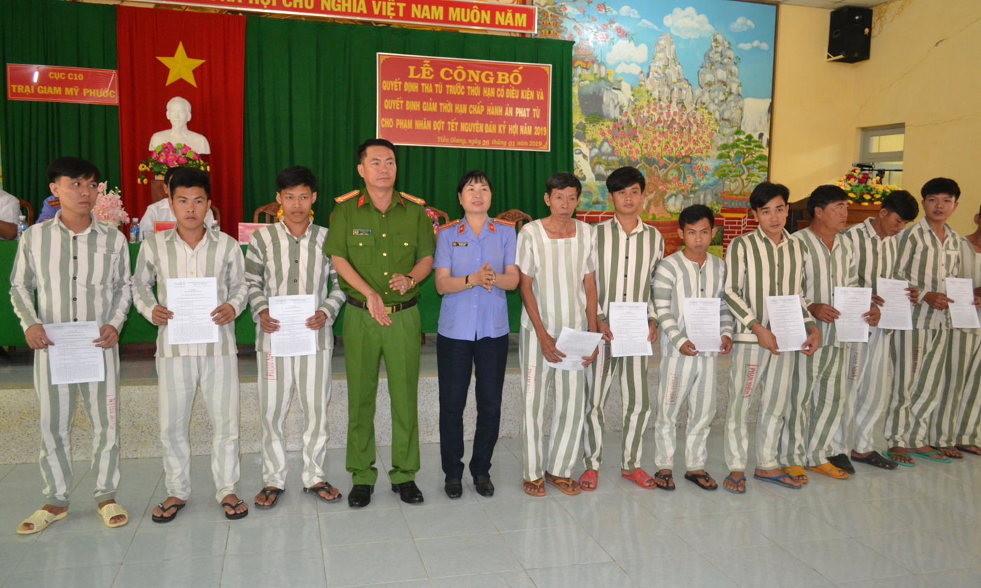 Thượng tá Võ Nhựt Hải, Giám thị Trại giam Mỹ Phước trao quyết định cho các phạm nhân.