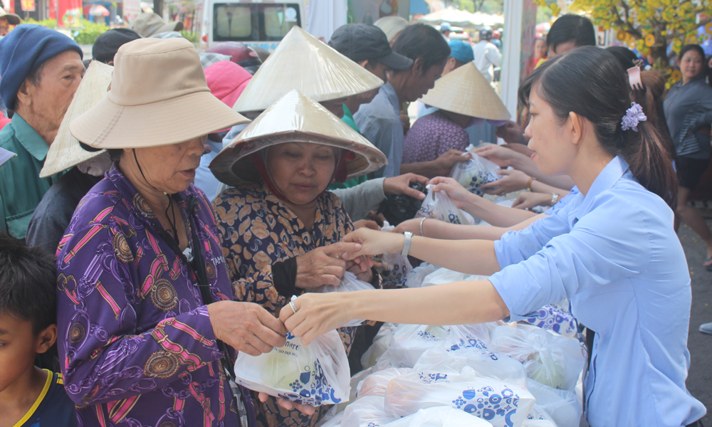 Phát cơm miễn phí cho những người có hoàn cảnh khó khăn.