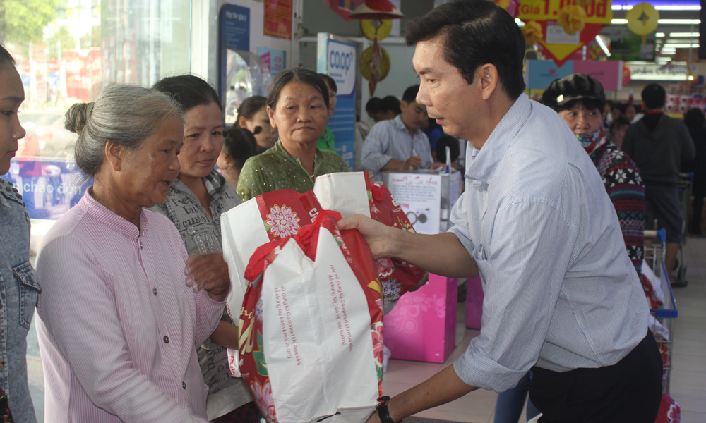 Nguyễn Duy Linh, Phó Giám đốc Siêu thị Co.opmart Mỹ Tho tặng quà tết cho các hộ nghèo.