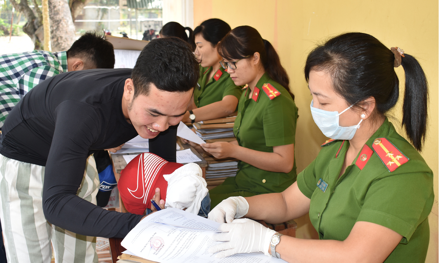 Phạm nhân vui vẻ làm thủ tục trở về địa phương