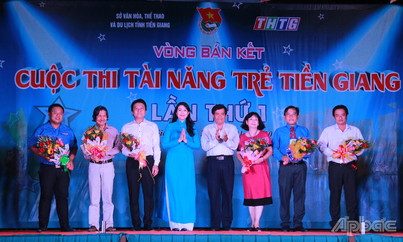 Ban Tổ chức tặng hoa cho Ban Giám khảo cuộc thi.