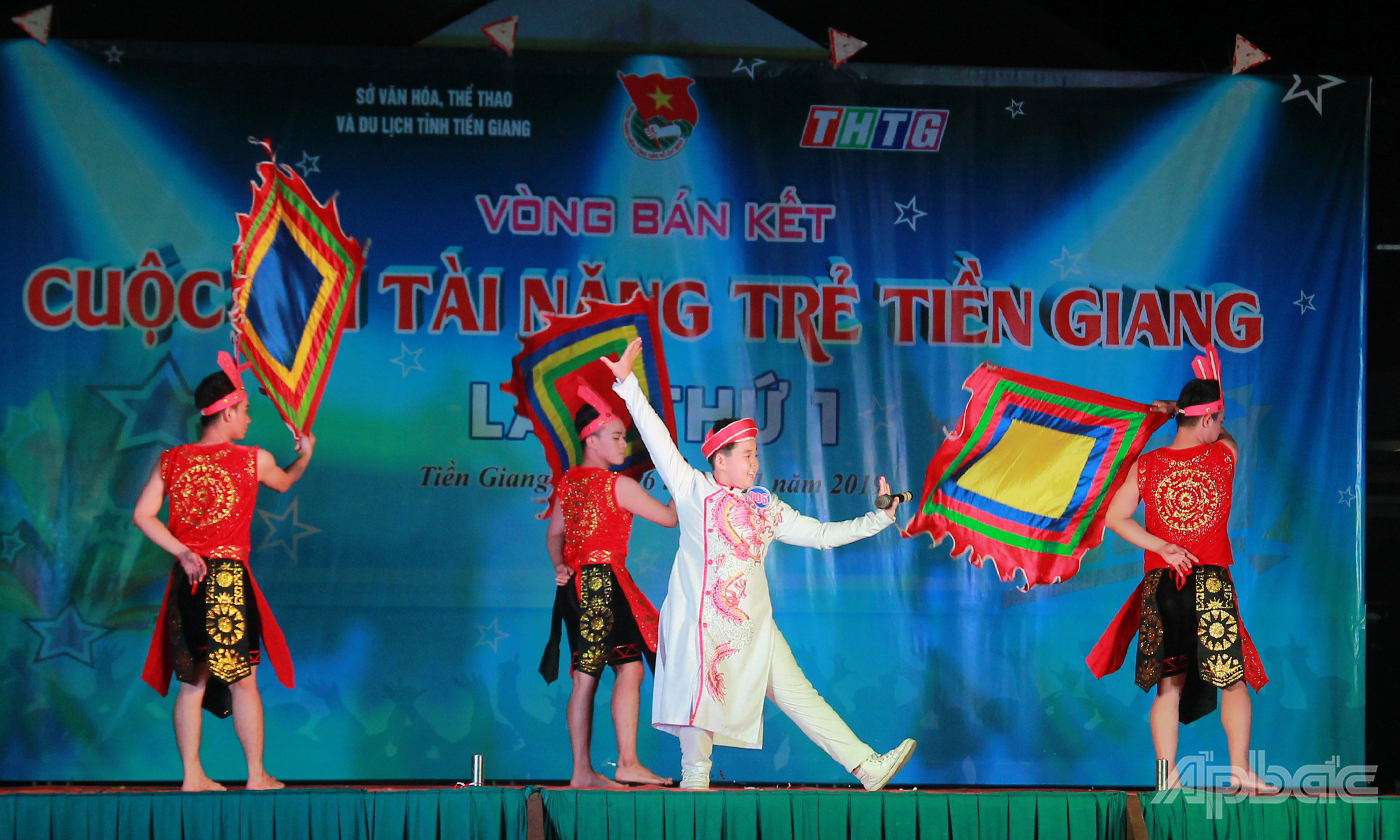 Thí sinh Trương Trần Ứng Toàn (sinh năm 2006) thể hiện ca khúc Dòng máu Lạc Hồng.