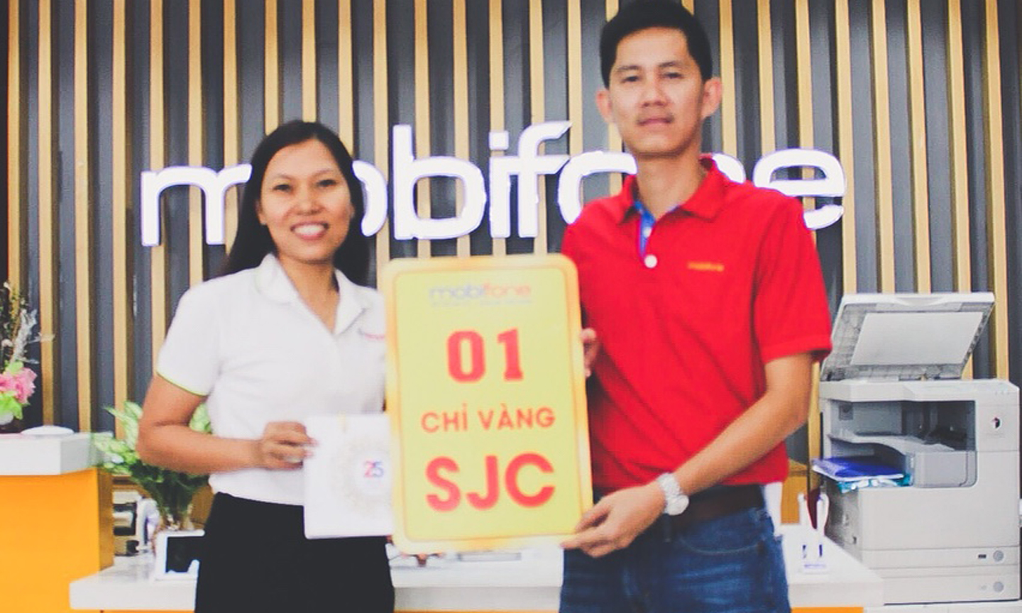 Ông Đặng Quốc Trung, Giám đốc Mobifone Tiền Giang trao 1 chỉ vàng SJC cho khách hàng may mắn