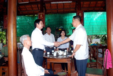Bí thư Tỉnh ủy Nguyễn Văn Danh chúc Tết đồng chí Võ Đông Ba, Nguyên Ủy viên BCH Trung ương Đảng, nguyên Bí thư Tỉnh ủy