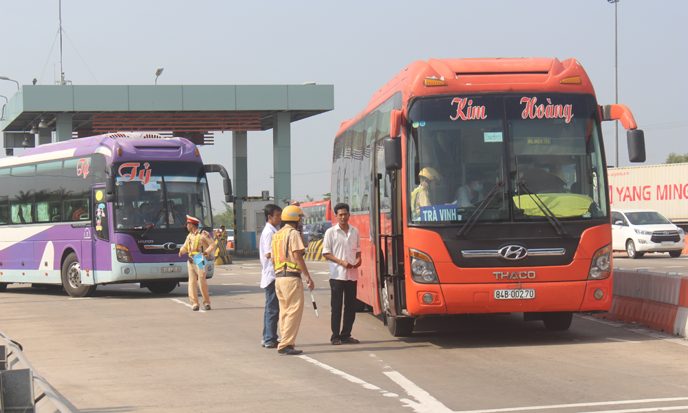  Lực lượng Công an ra quân thực hiện Kế hoạch tổng kiểm soát xe ô tô từ 8 chỗ ngồi trở lên kinh doanh vận tải hành khách, xe ô tô vận tải hàng hóa đảm bảo trật tự an toàn giao thông, trật tự xã hội dịp Tết Nguyên đán Kỷ Hợi 2019.