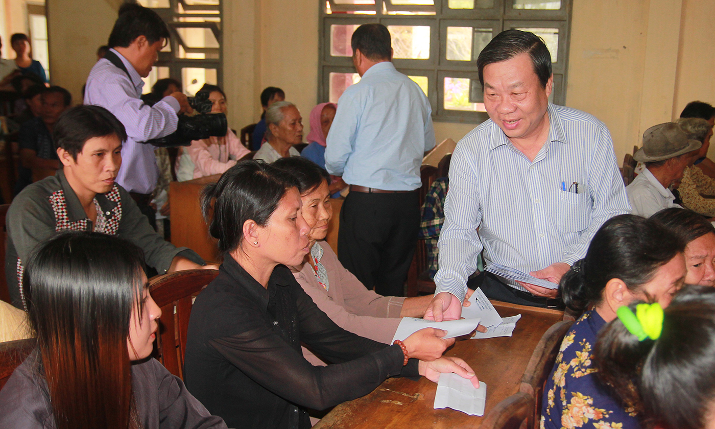 Đồng chí Nguyễn Ngọc Trầm trao quà tết cho các hộ nghèo trên địa bàn xã Tân Phú (huyện Tân Phú Đông).