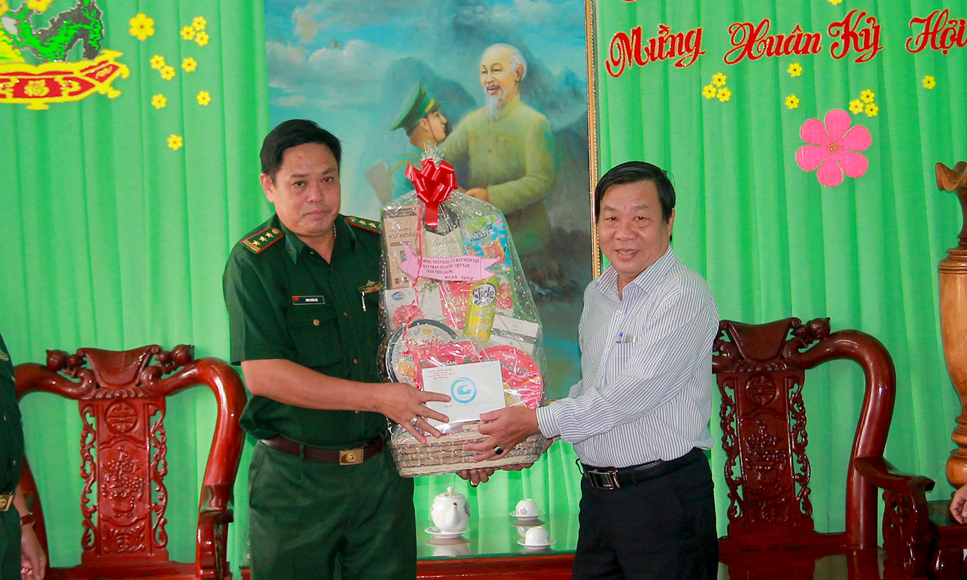 Đồng chí Nguyễn Ngọc Trầm tặng quà Đồn Biên phòng Phú Tân (huyện Tân Phú Đông).
