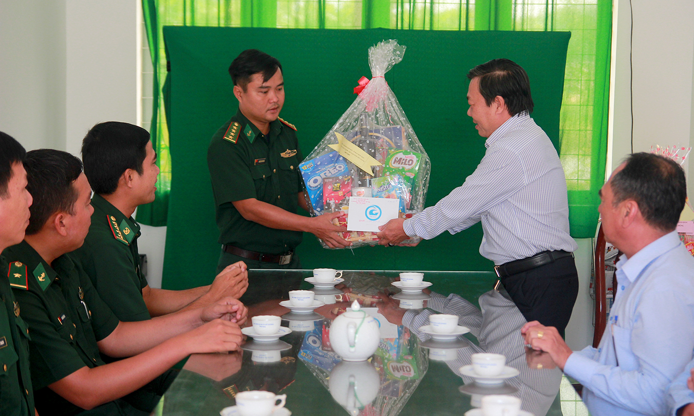 Đồng chí Nguyễn Ngọc Trầm tặng quà tết Hải đội 2 (huyện Gò Công Đông).