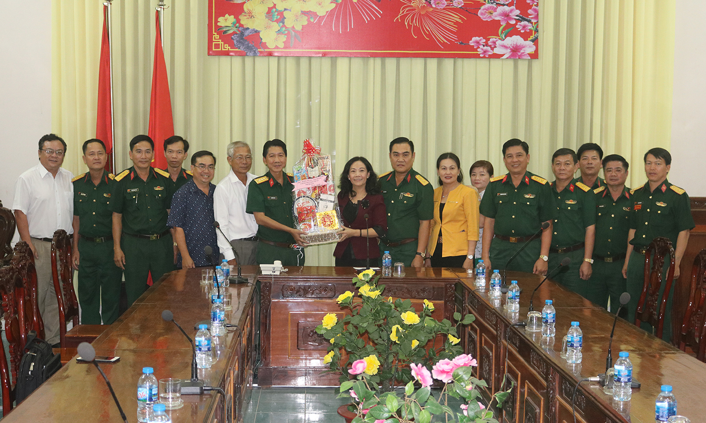 đồng chí Nguyễn Thị Sáng chúc tết Bộ Tư lệnh Sư đoàn bộ binh 8 - Quân khu 9.