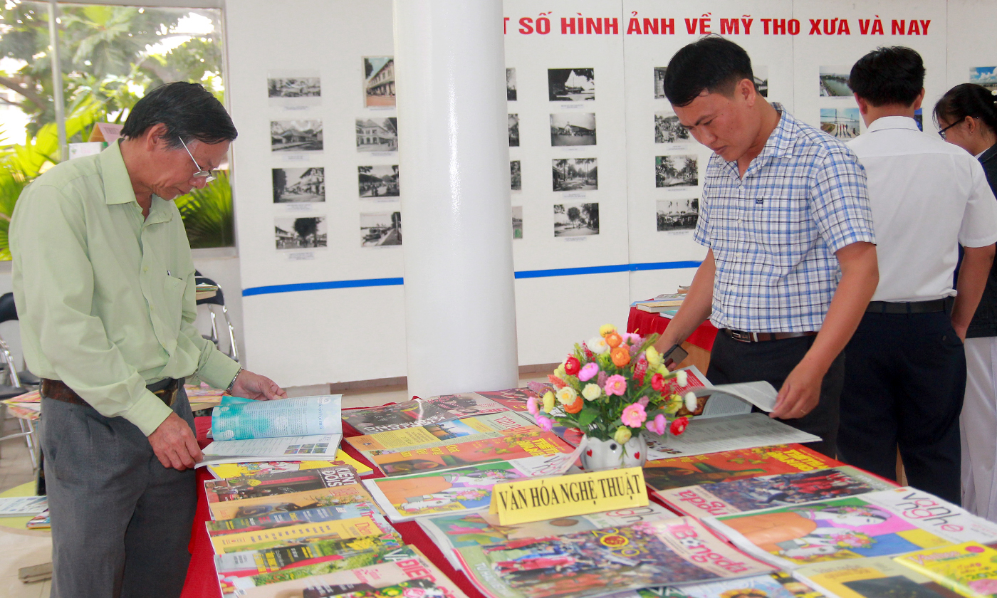 Đại biểu tham quan khu trưng bày, triển lãm báo Xuân năm 2019.