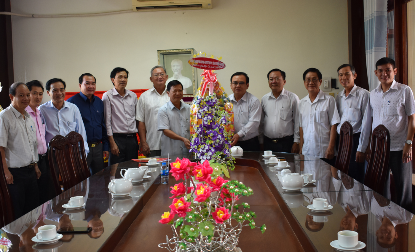 Đồng chí Võ Văn Bình thăm hỏi, chúc tết huyện uỷ Gò Công Tây