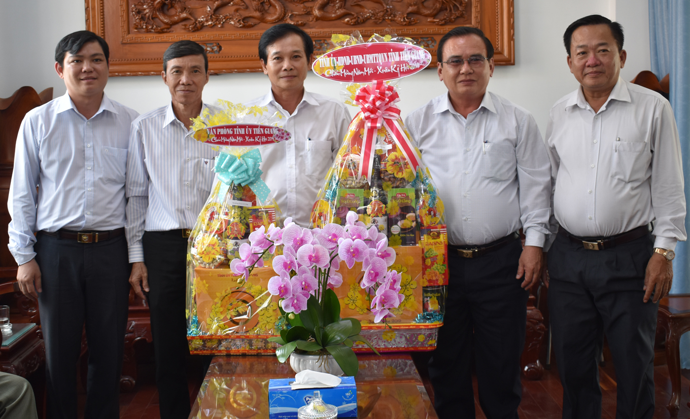 Đồng chí Võ Văn Bình thăm hỏi, chúc tếtThị uỷ Gò Công