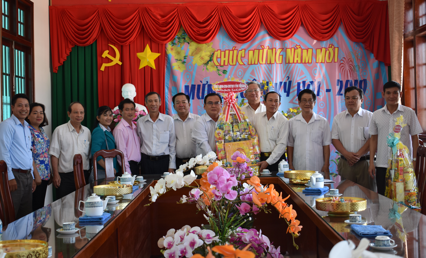 Đồng chí Võ Văn Bình thăm hỏi, chúc tết huyện uỷ Tân Phú Đông