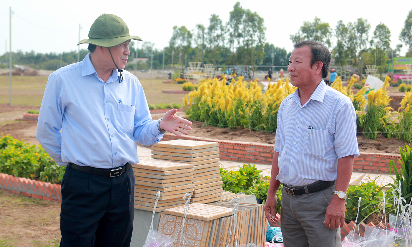 Đồng chí Lê Văn Hưởng trao đổi với lãnh đạo huyện Tân Phú Đông về tiến độ thực hiện đường hoa.