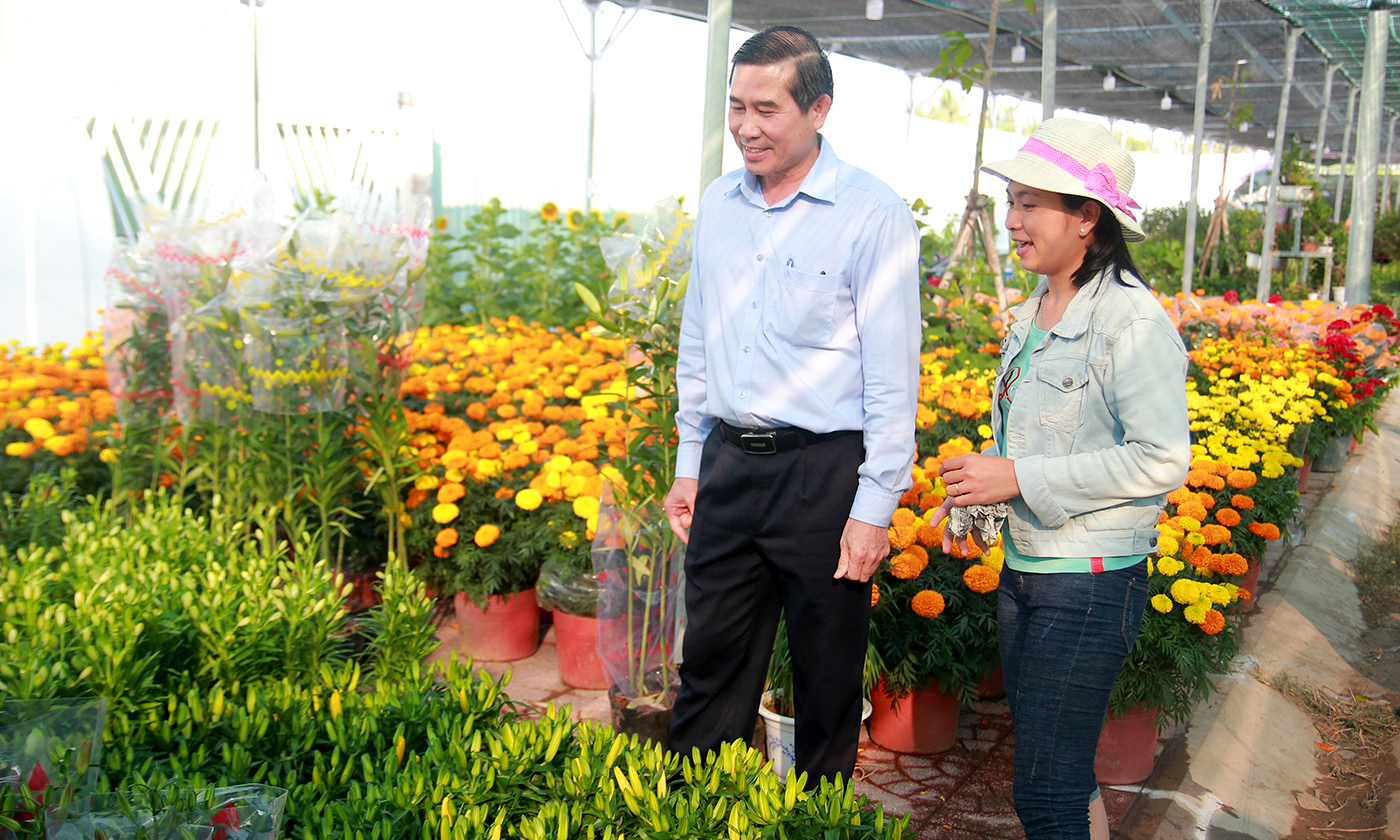 Nhiều hộ kinh doanh tại khu vực Quảng trường Trung tâm tỉnh vui mừng khi điện, nước đáp ứng nhu cầu chăm sóc hoa, cây kiểng khi kinh doanh tại đây.