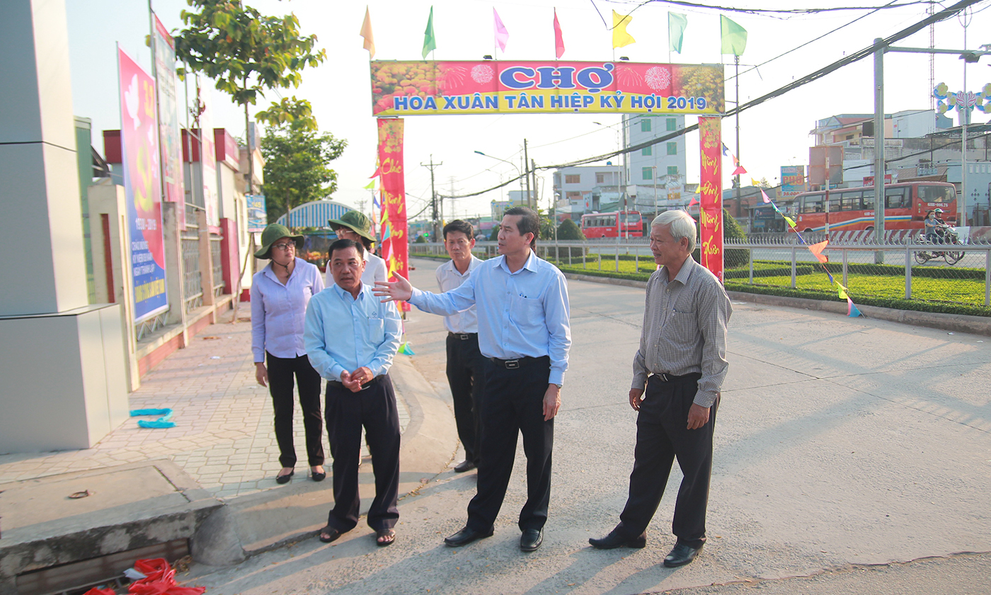 Đồng chí Lê Văn Hưởng kiểm tra tiến độ thực hiện đường hoa huyện Châu Thành.