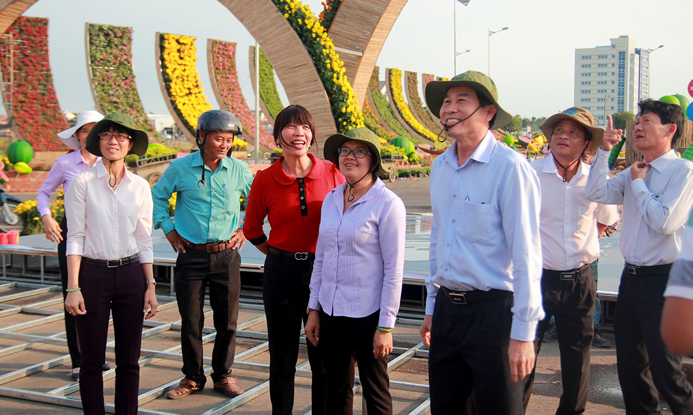 Đồng chí Lê Văn Hưởng kiểm tra tiến độ thực hiện chợ hoa xuân tại Quảng trường Trung tâm tỉnh.