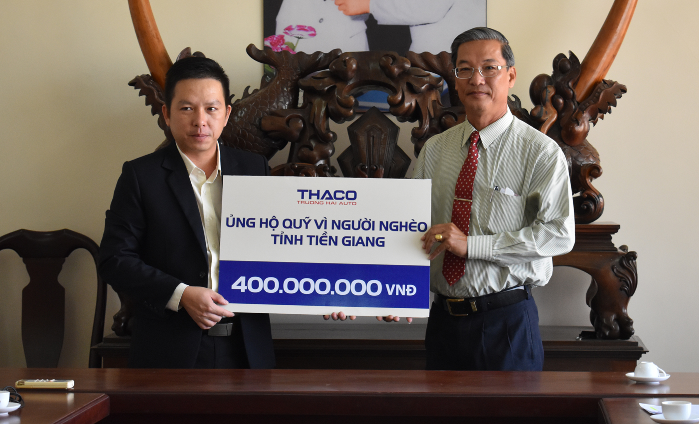 Trao bảng tượng trưng ủng hộ Quỹ Vì người nghèo
