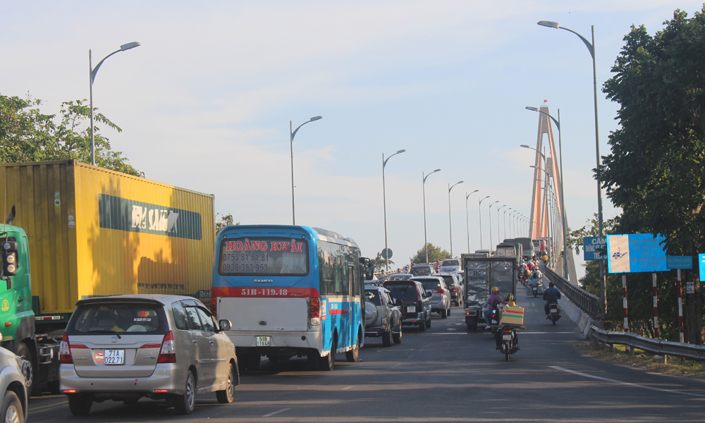 Các phương tiện qua cầu Rạch Miễu hướng về tỉnh Bến Tre gặp khó khăn.