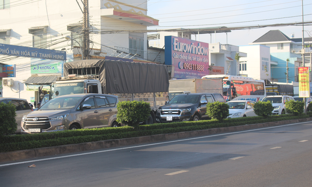 Các phương tiện nối đuôi nhau trên Quốc lộ 60.