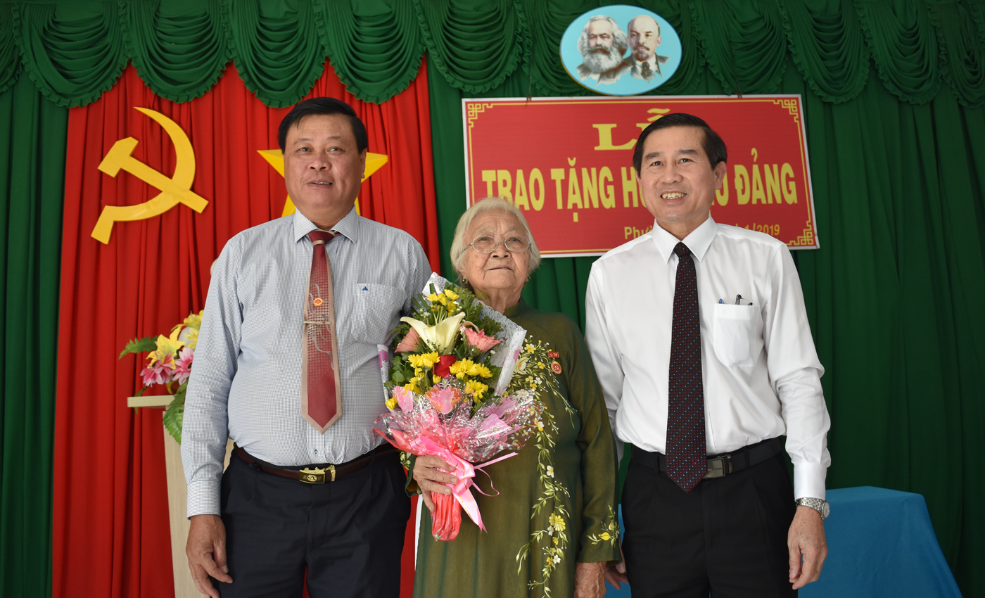 Đồng chí Lê Văn Hưởng trao Huy hiệu 70 năm tuổi Đảng cho đảng viên Lê Thị Lan