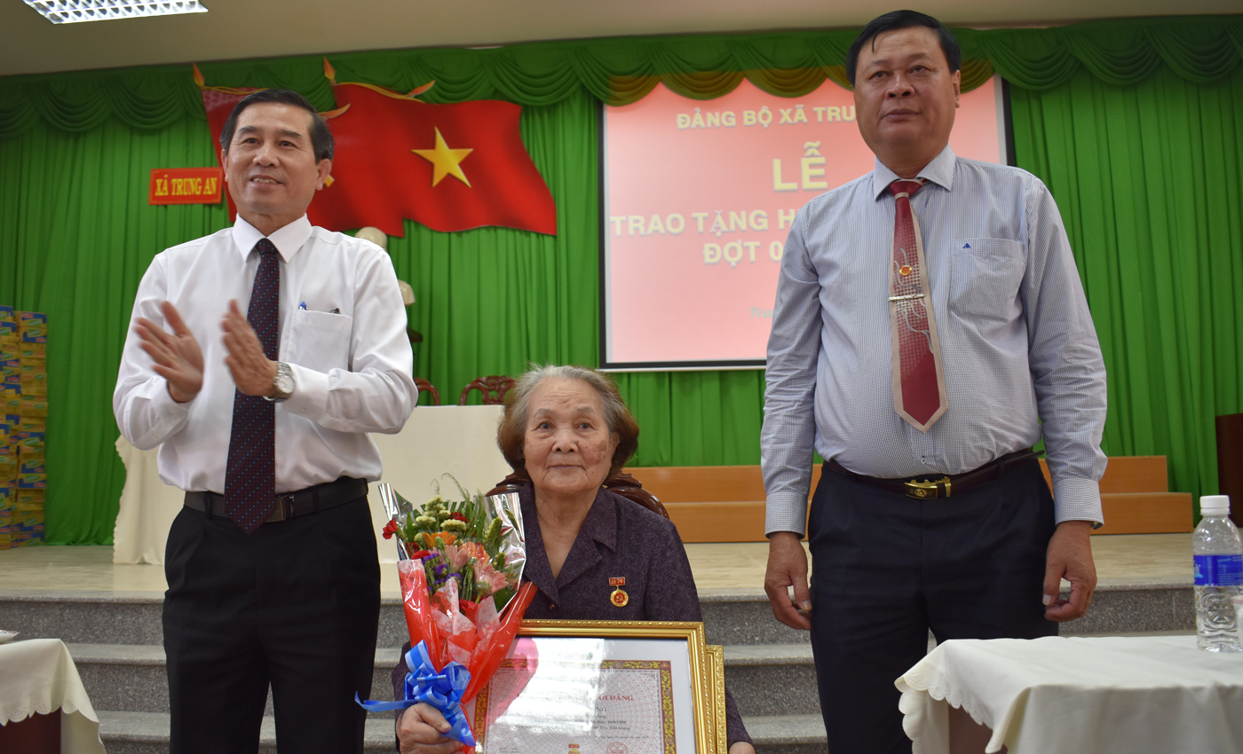 Đồng chí Lê Văn Hưởng trao Huy hiệu 70 năm tuổi Đảng cho đảng viên Nguyễn Thị Dung