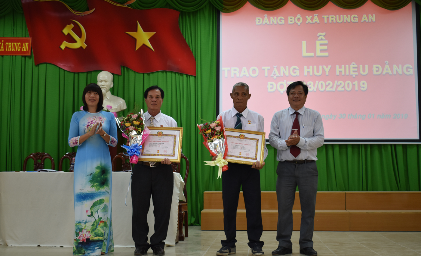 Trao Huy hiệu Đảng cho các đảng viên