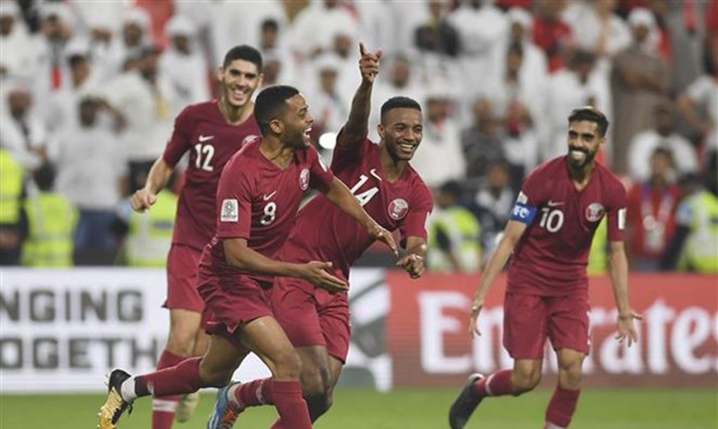 Các cầu thủ Qatar ăn mừng bàn thắng vào lưới đội Các tiểu vương quốc Arab thống nhất (UAE) trong trận bán kết Asian Cup 2019 trên sân Abu Dhabi ngày 29/1/2019. (Ảnh: THX/TTXVN)