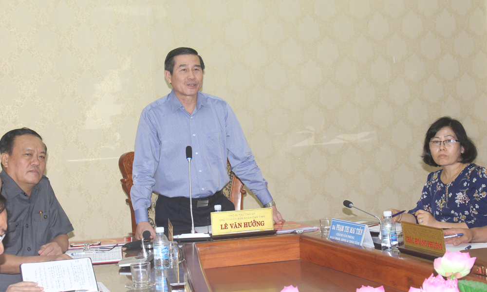 Chủ tịch UBND tỉnh Lê Văn Hưởng phát biểu tại phiên họp.
