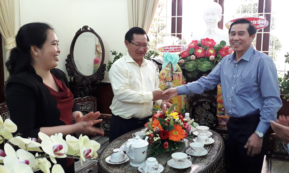 Chủ tịch UBND tỉnh Lê Văn Hưởng thăm, chúc tết Thành ủy Mỹ Tho. 