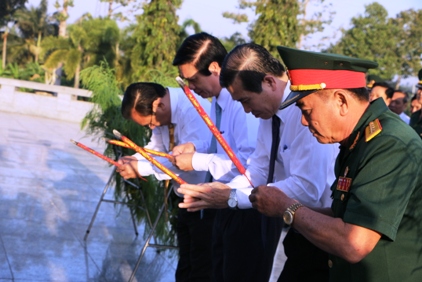 Lãnh đạo Tỉnh ủy, HĐND, UBND, Ủy ban MTTQ Việt Nam tỉnh Tiền Giang thắp hương tại nghĩa trang liệt sĩ tỉnh