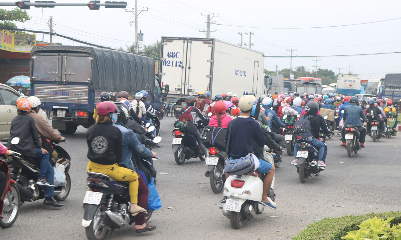 Tuy nhiên, các phương tiện vẫn di chuyển rất chậm khi qua khu vực ngã tư Đồng Tâm.