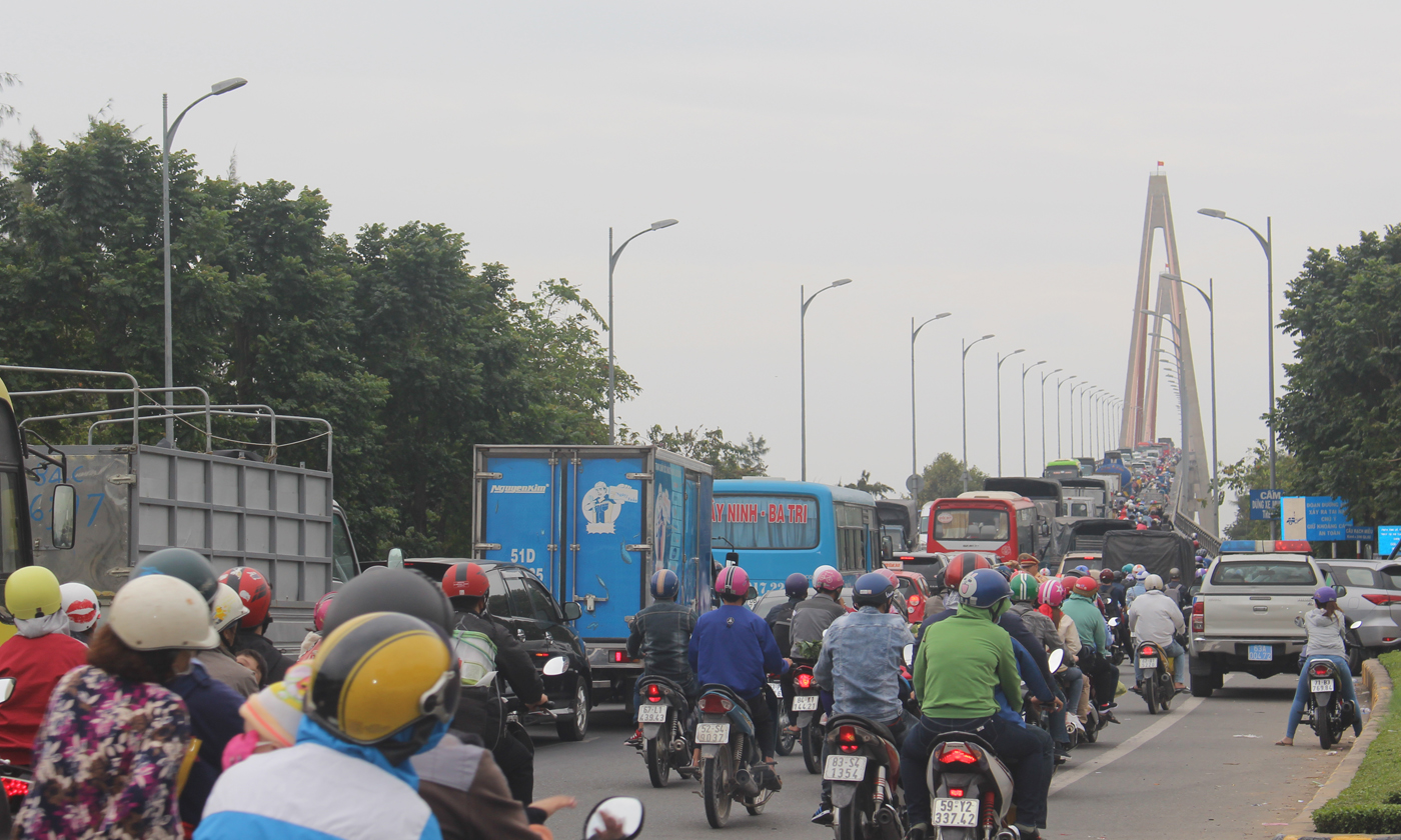 Dù không xảy ra ùn ứ, nhưng các phương tiện di chuyển rất chậm khi qua cầu Rạch Miễu.