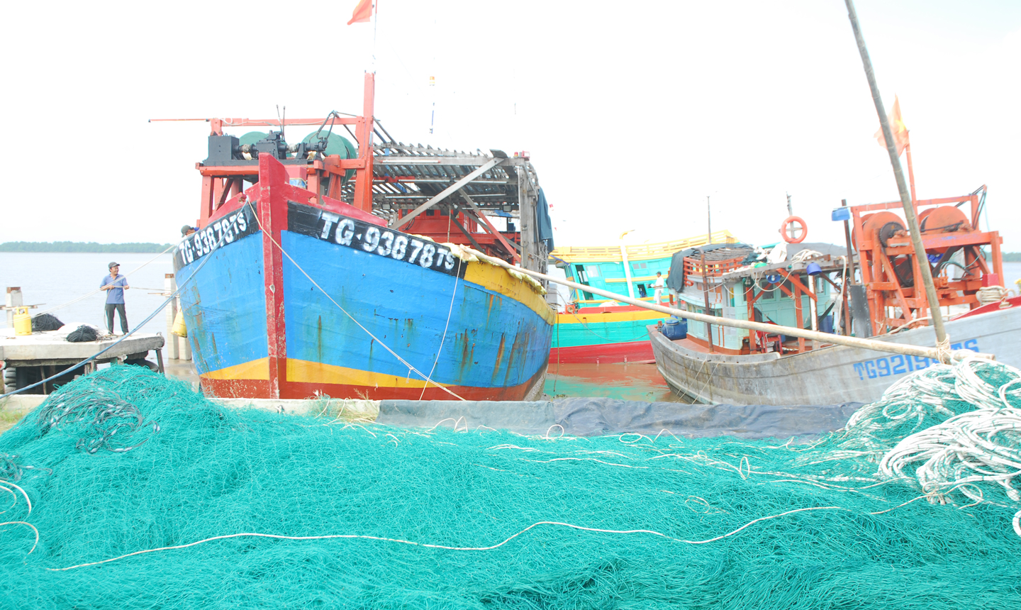 Ngư dân xã Tân Phước sắp xếp ngư cụ để chuẩn bị đón tết.