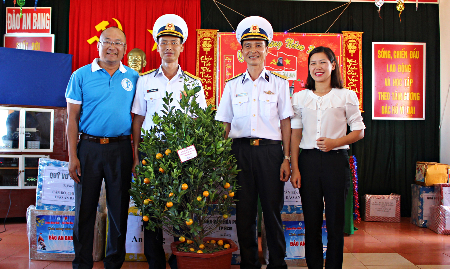 Đại diện Câu lạc bộ “Tuổi trẻ vì biển, đảo quê hương” trao những chậu quất cho CB-CS ở đảo An Bang.