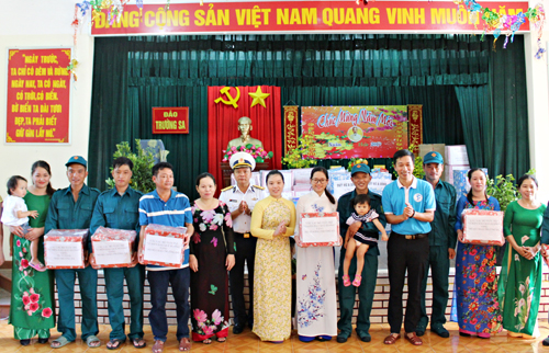 Vượt muôn trùng sóng gió, những phần quà tết từ đất liền đã được gửi đến huyện đảo Trường Sa. Trong ảnh, đại diện Đoàn công tác trao quà cho người dân ở đảo Trường Sa Lớn.