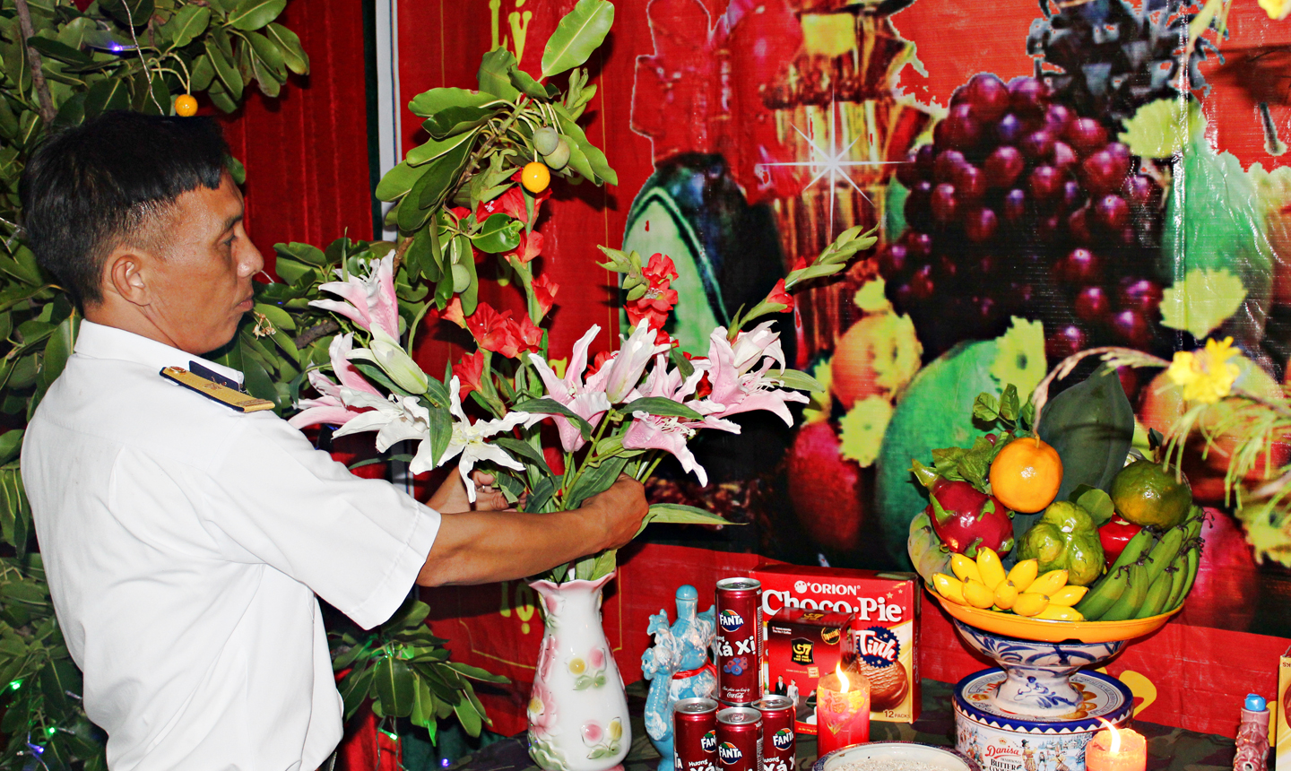 Những phần quà tết từ đất liền đã mang mùa xuân đến sớm nơi tuyến đầu Tổ quốc.