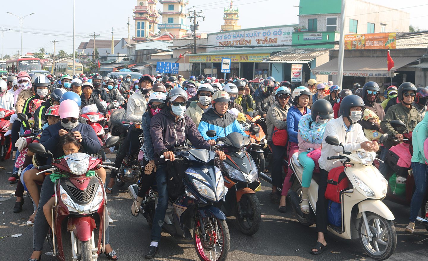 Các xe dừng chờ đèn đỏ ở ngã tư Lương Phú.