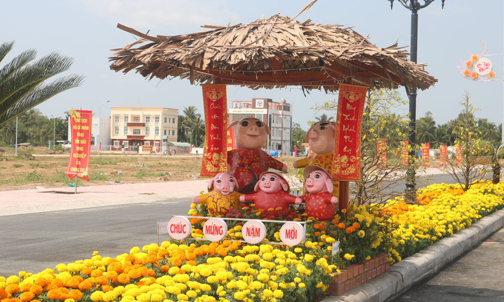 Đường hoa Xuân huyện Cai Lậy được xây dựng ở không  gian rộng lớn theo trục đường chính dẫn vào Trung tâm Hành chính mới của huyện  với nhiều tiểu cảnh bắt mắt sinh động.
