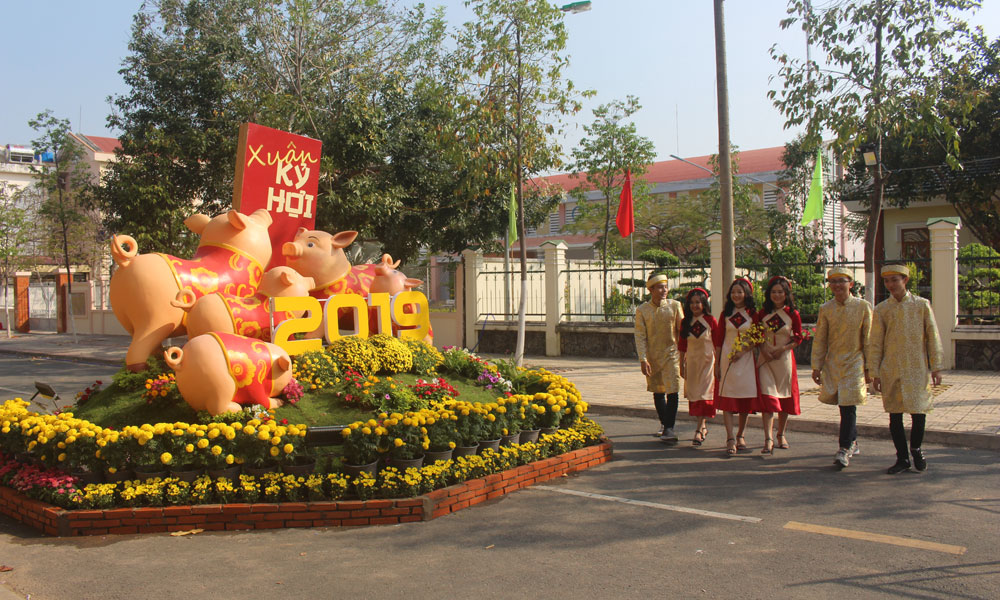 Gia đình chú heo dễ thương ở Đường hoa TX. Gò Công.