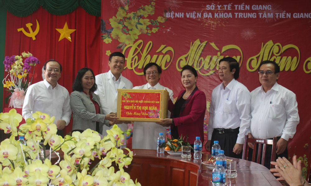 Bệnh viện Đa khoa trung tâm tỉnh tặng quà Bệnh viện Đa khoa trung tâm tỉnh.