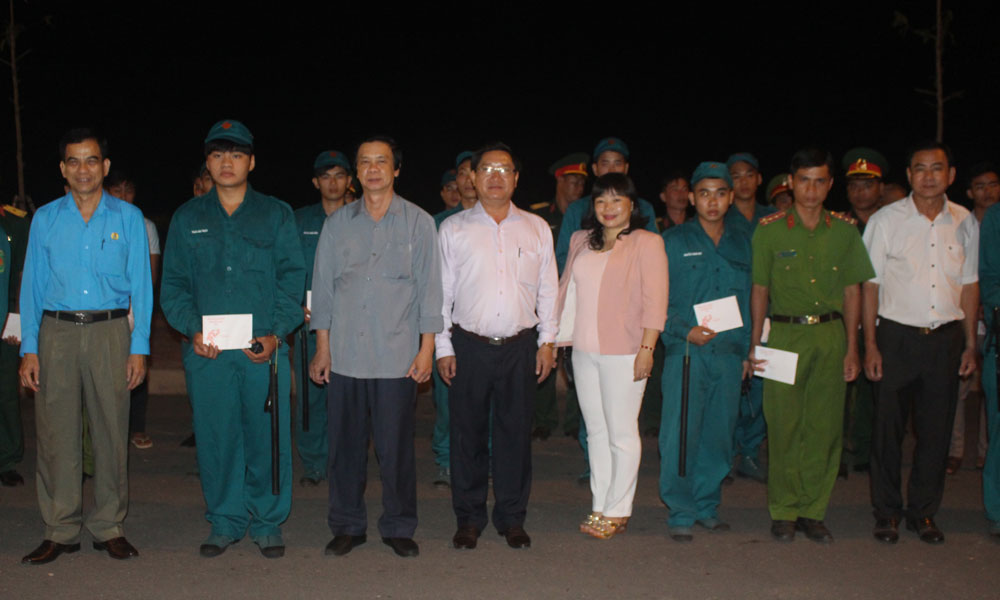 Lãnh đạo tỉnh thăm, chúc tết các lực lượng ứng trực tại Quảng trường Trung tâm tỉnh.