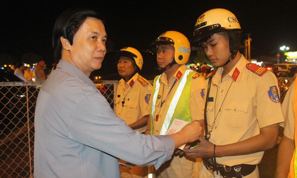 Bí thư Tỉnh ủy Nguyễn Văn Danh tặng quà lực lượng Công an tại Quảng trường Trung tâm tỉnh.