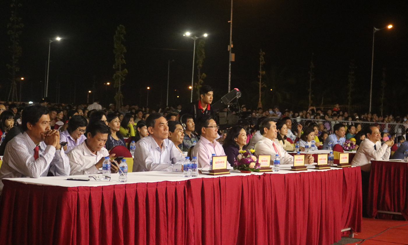 Lãnh đạo tinht theo dõi chương trình nghệ thuật chào đón năm mới.