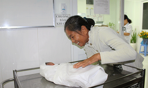 Bà nội vui mừng gặp cháu trong những giây phút đầu tiên. 