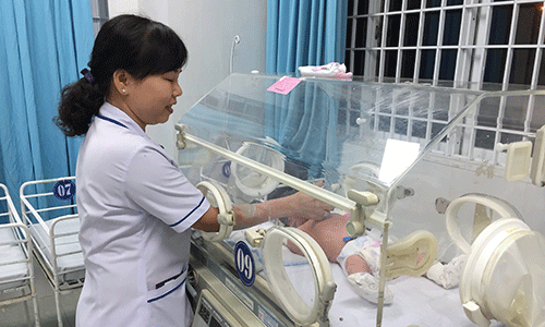 Sau đó bé được đưa vào phòng sơ sinh để chờ gặp mẹ. 
