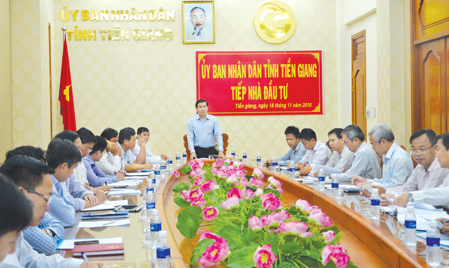 Chủ tịch UBND tỉnh Lê Văn Hưởng tiếp xúc với nhà đầu tư - Một trong những kênh góp phần thay đổi hình ảnh của Tiền Giang.