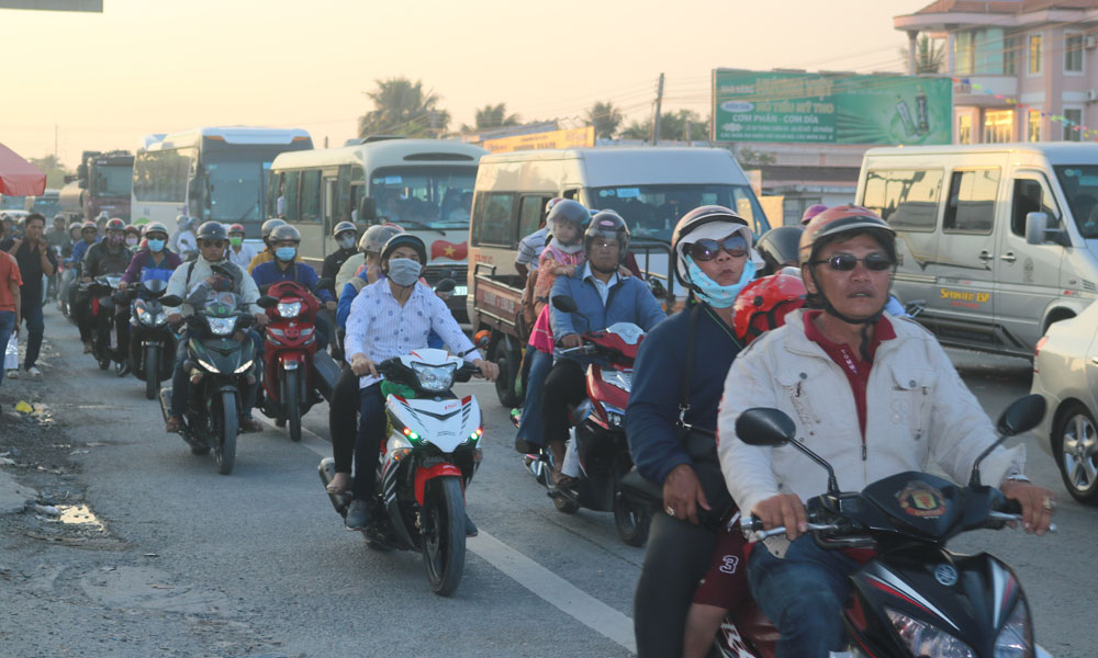 Dòng người đổ về TP. Hồ Chí Minh qua Tiền Giang tăng cao.