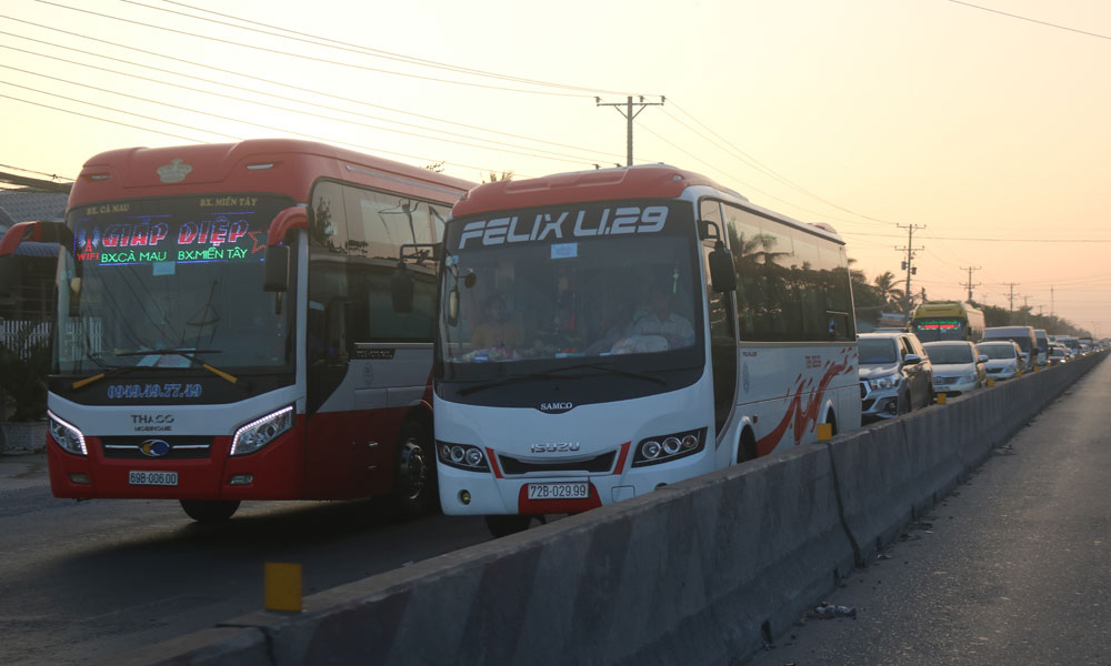 Các phương tiện xếp hàng dài từ ngã tư Đồng Tâm đến cầu Rượu.